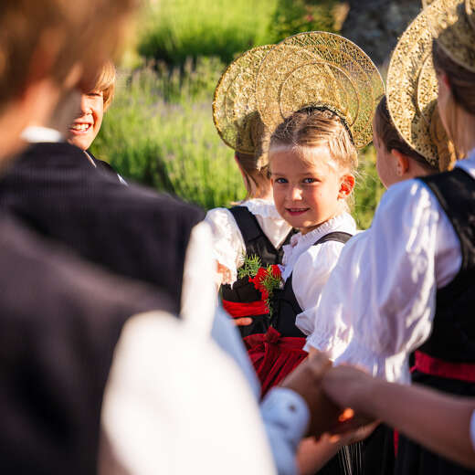 Mädchen in Allgäuer Tracht mit goldenem Radhaube tanzen in einer Kindervolkstanzgruppe beim Brauchtumsfest in Oberstaufen