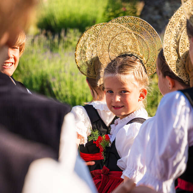 Mädchen in Allgäuer Tracht mit goldenem Radhaube tanzen in einer Kindervolkstanzgruppe beim Brauchtumsfest in Oberstaufen
