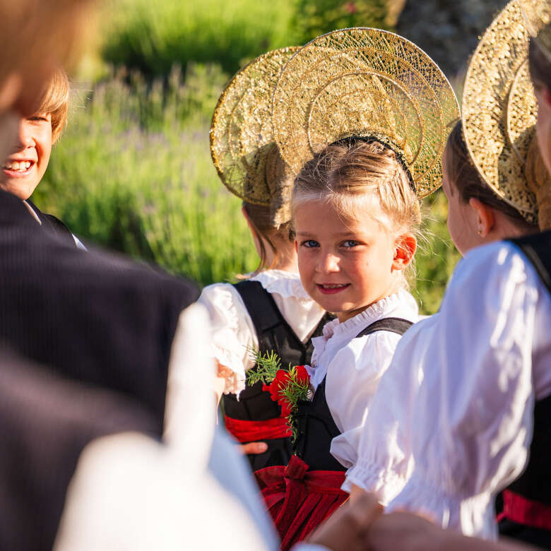 Mädchen in Allgäuer Tracht mit goldenem Radhaube tanzen in einer Kindervolkstanzgruppe beim Brauchtumsfest in Oberstaufen