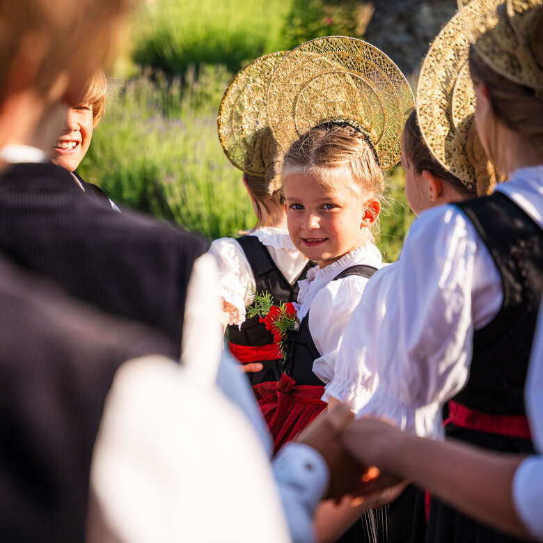 Mädchen in Allgäuer Tracht mit goldenem Radhaube tanzen in einer Kindervolkstanzgruppe beim Brauchtumsfest in Oberstaufen