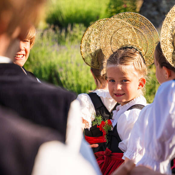 Mädchen in Allgäuer Tracht mit goldenem Radhaube tanzen in einer Kindervolkstanzgruppe beim Brauchtumsfest in Oberstaufen