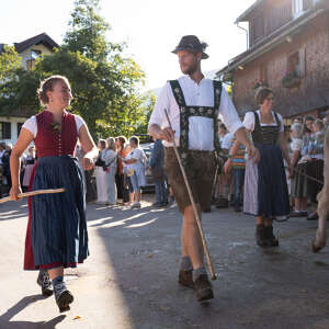 Ein Paar treibt in Tracht den Viehscheid.