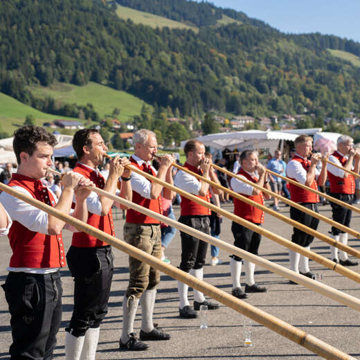 Die Thaler Alphörner spielen am Festplatz.