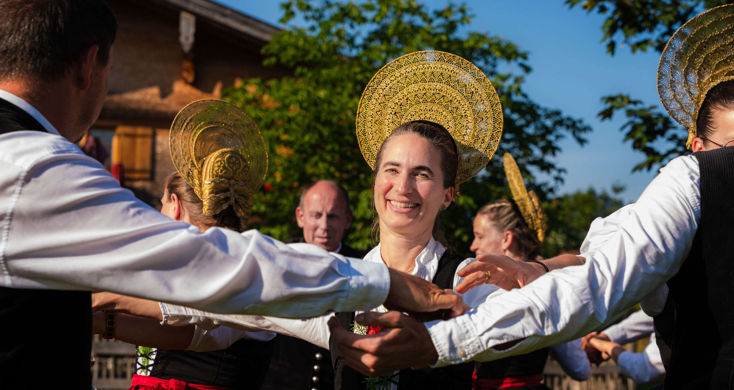 Volkstanzgruppe Oberstaufen Volkstanzgruppe Oberstaufen in traditioneller Tracht beim gemeinsamen Tanz im Freien