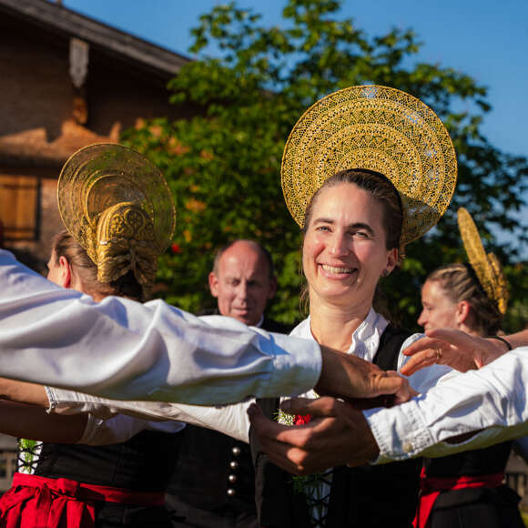 Volkstanzgruppe Oberstaufen Volkstanzgruppe Oberstaufen in traditioneller Tracht beim gemeinsamen Tanz im Freien