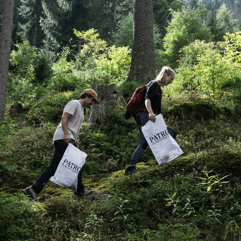 Paar sammelt Müll in den Allgäuer Alpen