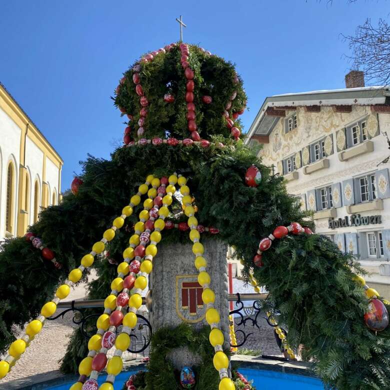 Traditionell geschmückter Osterbrunnen ist eine Tradition in Oberstaufen im Allgäu.