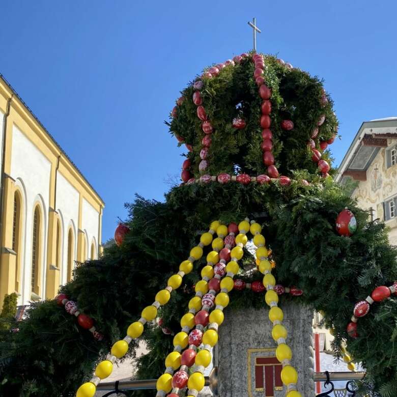 Osterbrunnen sind eine Tradition im Allgäu.