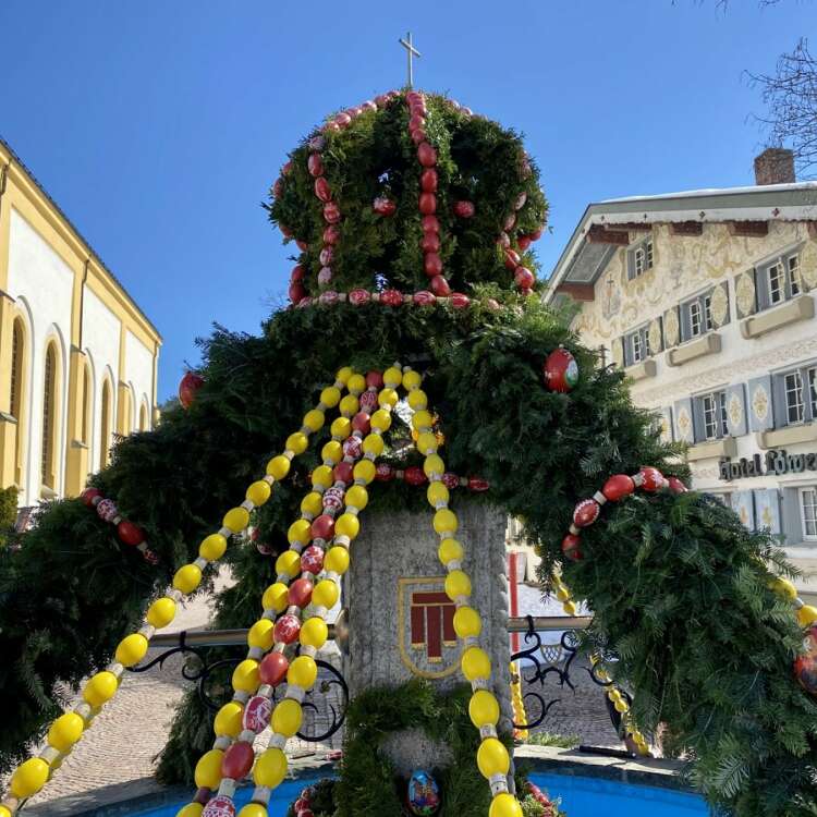 Prächtig geschmückter Brunnen zur Osterzeit in Oberstaufen nach einer Allgäuer Tradition