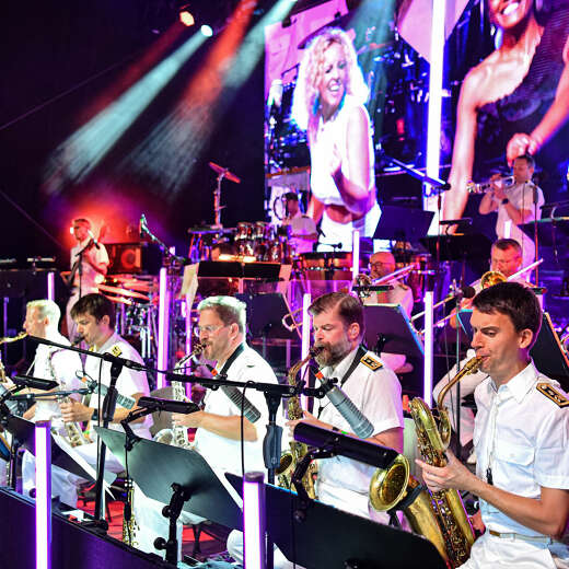 Big Band der Bundeswehr spielt auf der Bühne in Oberstaufen