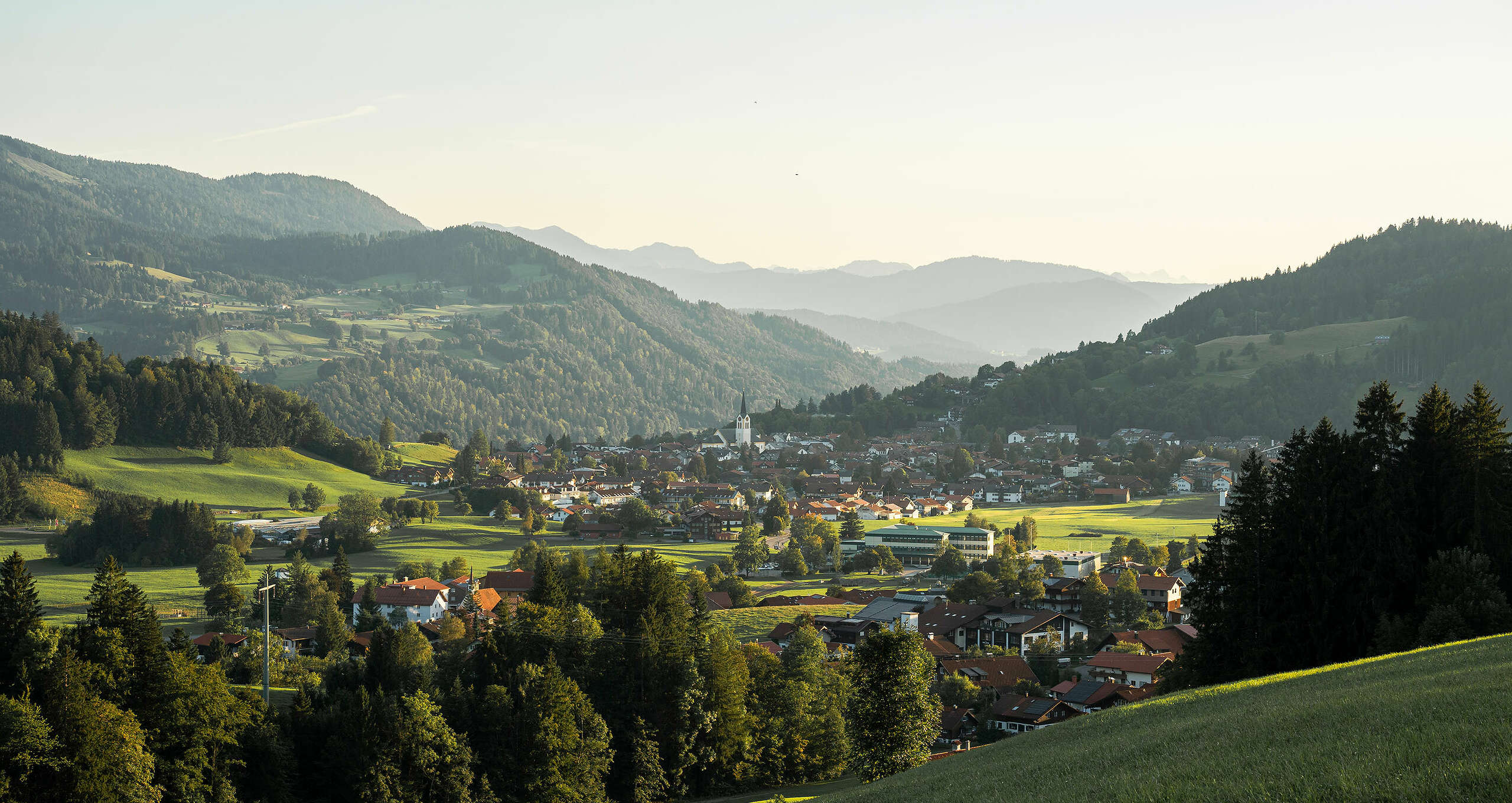 Ortszentrum von Oberstaufen im Allgäu mit Panorama der Berge.