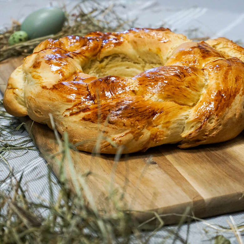 Frisch aus dem Ofen! Traditioneller Osterzopf auf dem Allgäu