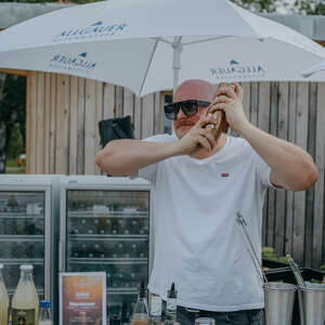 Barkeeper bereitet Cocktail in Oberstaufen zu