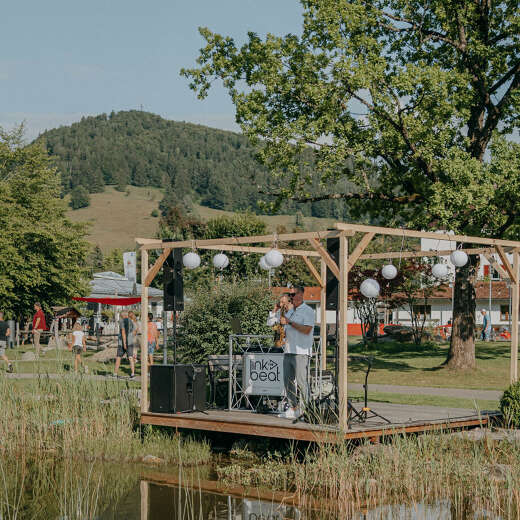 Live-Musik spielt auf der Bühne am Teich in Oberstaufen