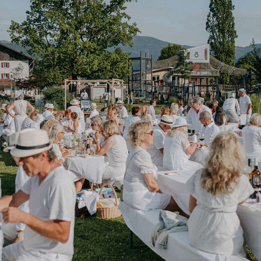 Menschen picknicken im Oberstaufen Park