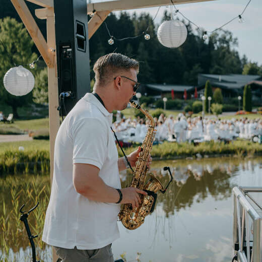 Live Musik beim Picknick in Weiß in Oberstaufen im Sommer