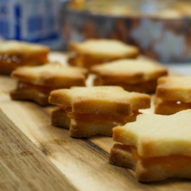 Die gebackenen Plätzchen werden mit Marmelade beschmiert.