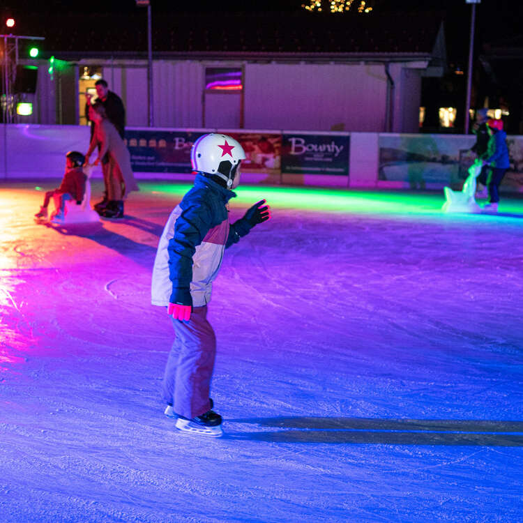 Eisdisco auf dem Eisplatz im Oberstaufen PARK