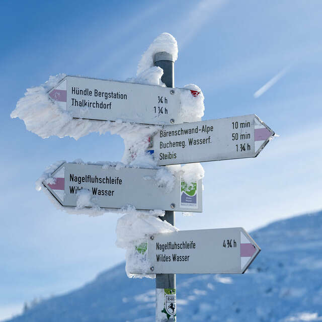 Verschneiter Wegweiser am Hündle in Oberstaufen
