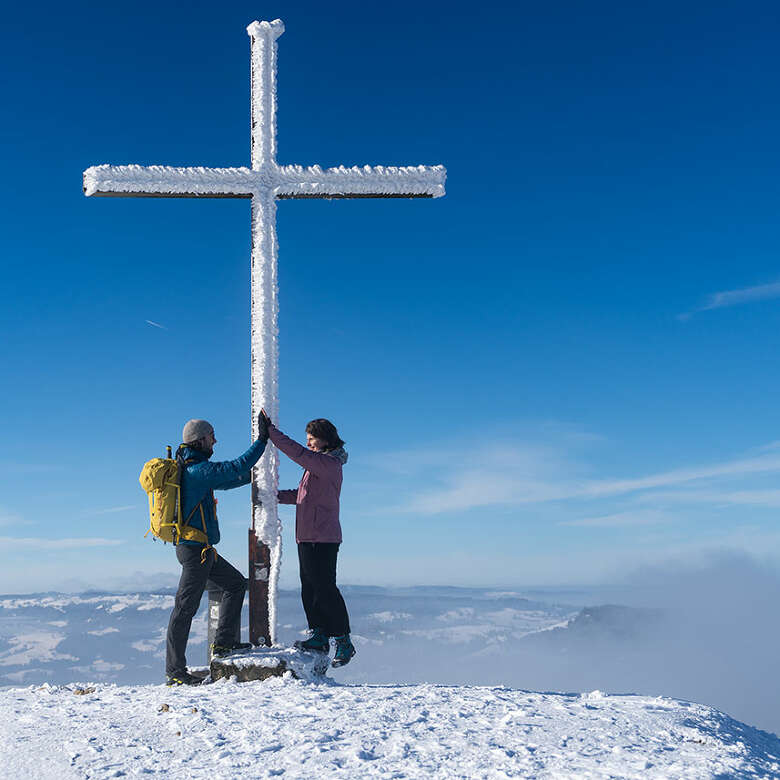 Winterwandern auf dem Hündle mit sonnigen Ausblicke über verschneite Gipfel.