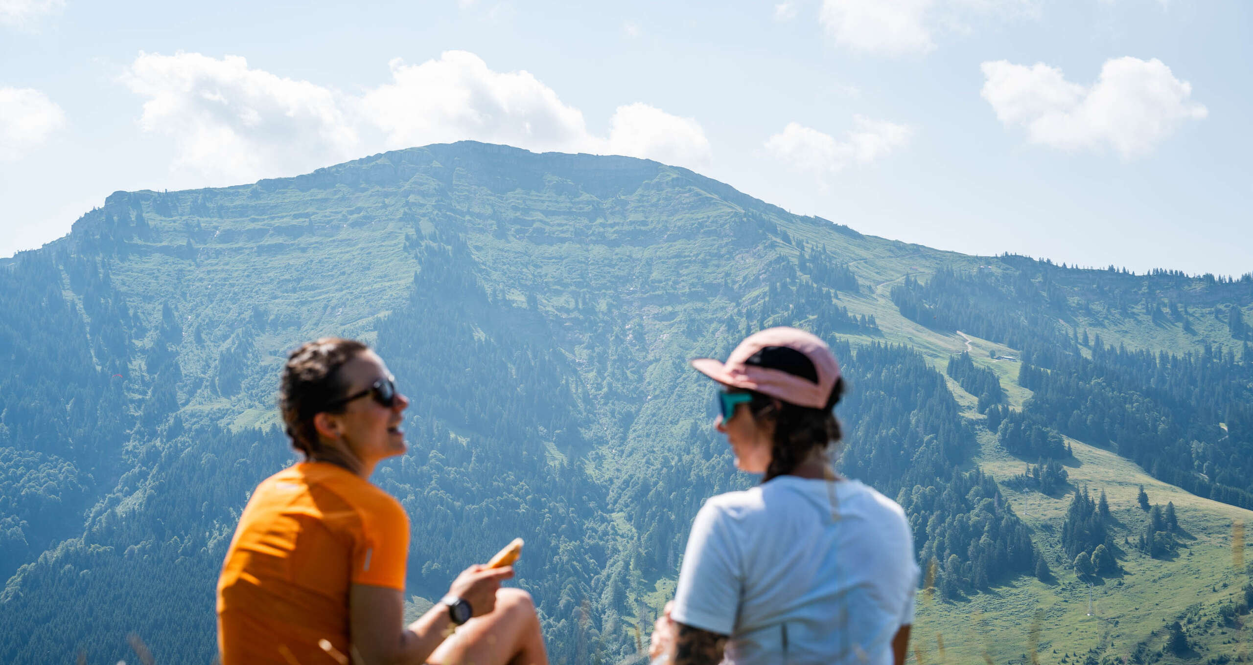 Zwei Frauen machen ein Picknick mit Blick auf den Hochgrat.