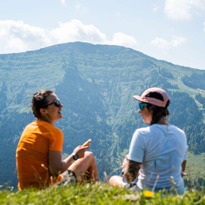 Zwei Frauen machen ein Picknick mit Blick auf den Hochgrat.