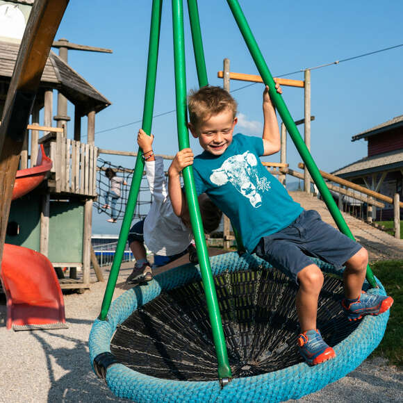 Kinder spielen beim Wandern in Oberstaufen auf dem Spielplatz am Hündle