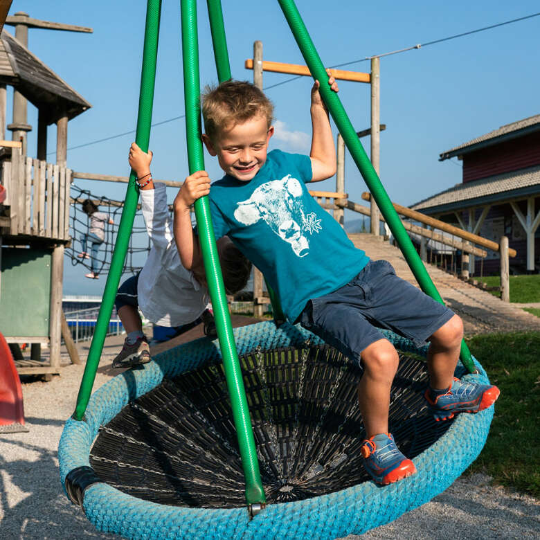 Auf kinderwagentauglichen Wanderungen mit Spielplätzen entlang der Wege das Allgäu und Oberstaufen erkunden