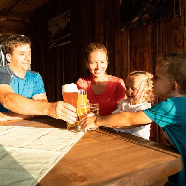 Familie in bei der Hütteneinkehr am Hündle bei Oberstaufen