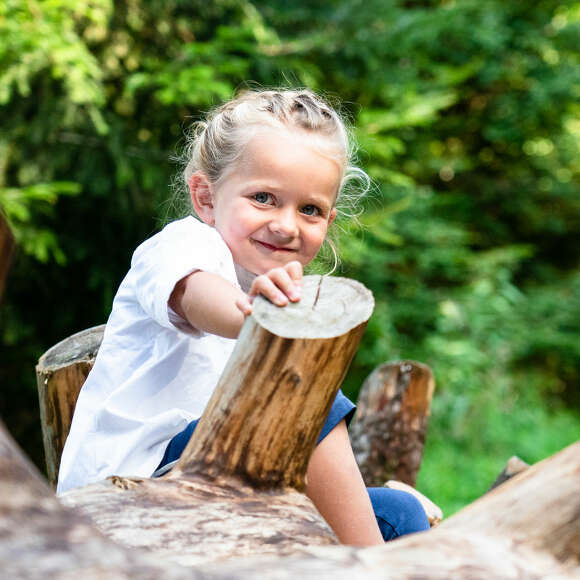 Familienwanderung mit Spielplatz im Wald im Allgäu