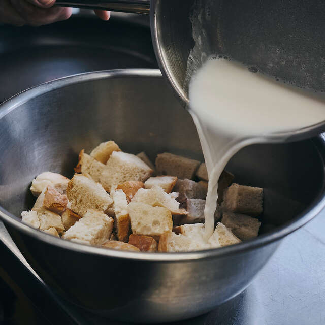 Kleingeschnittene Semmel für den Semmelschmarren werden mit Milch übergossen