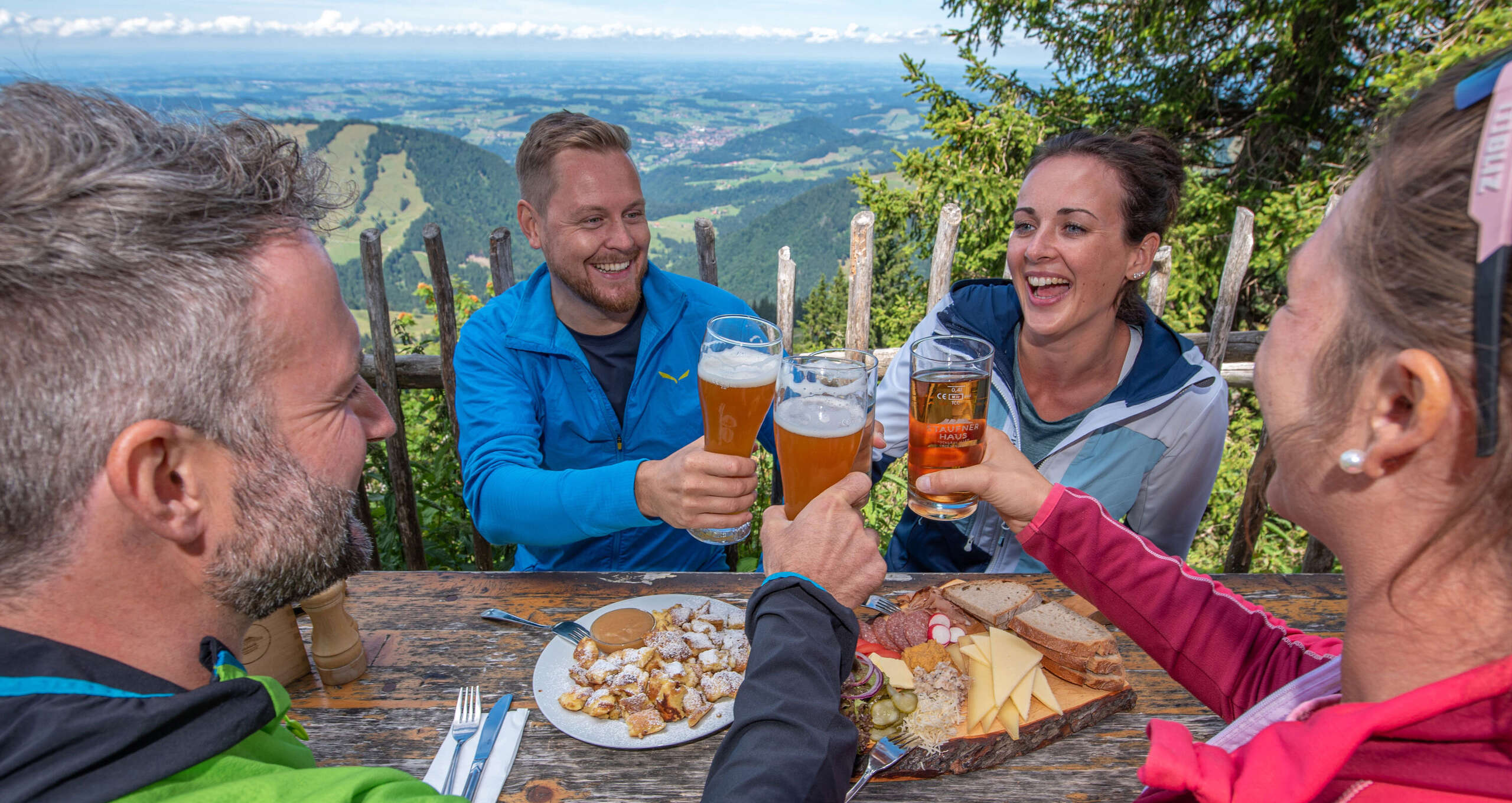 Brotzeit auf dem Staufner Haus mit Panoramablick auf die Landschaft von Oberstaufen