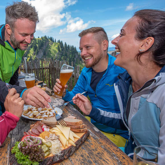 Brotzeit beim Wandern auf dem Staufner Haus.