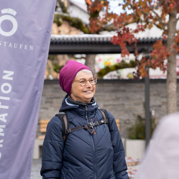 Wildkräuterführerin Sofie beim winterlichen Wildkräuter-Spaziergang