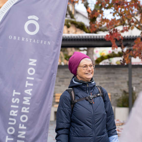 Wildkräuterführerin Sofie beim winterlichen Wildkräuter-Spaziergang