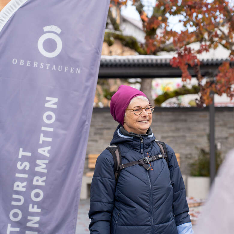 Wildkräuterführerin Sofie beim winterlichen Wildkräuter-Spaziergang