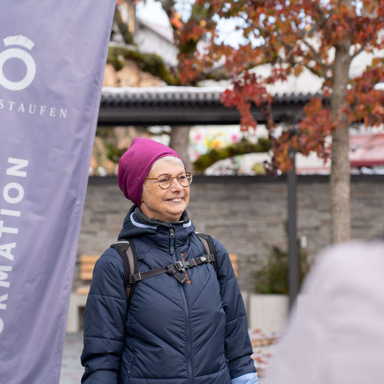 Wildkräuterführerin Sofie beim winterlichen Wildkräuter-Spaziergang Wildkräuterführerin Sofie beim winterlichen Wildkräuter-Spaziergang