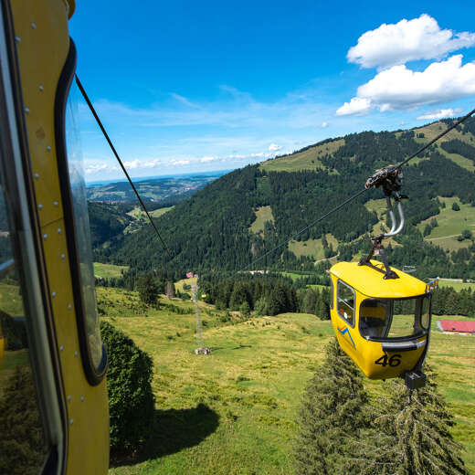 Auffahrt mit der Hochgratbahn mit Ausblick auf die grüne Landschaft von Oberstaufen