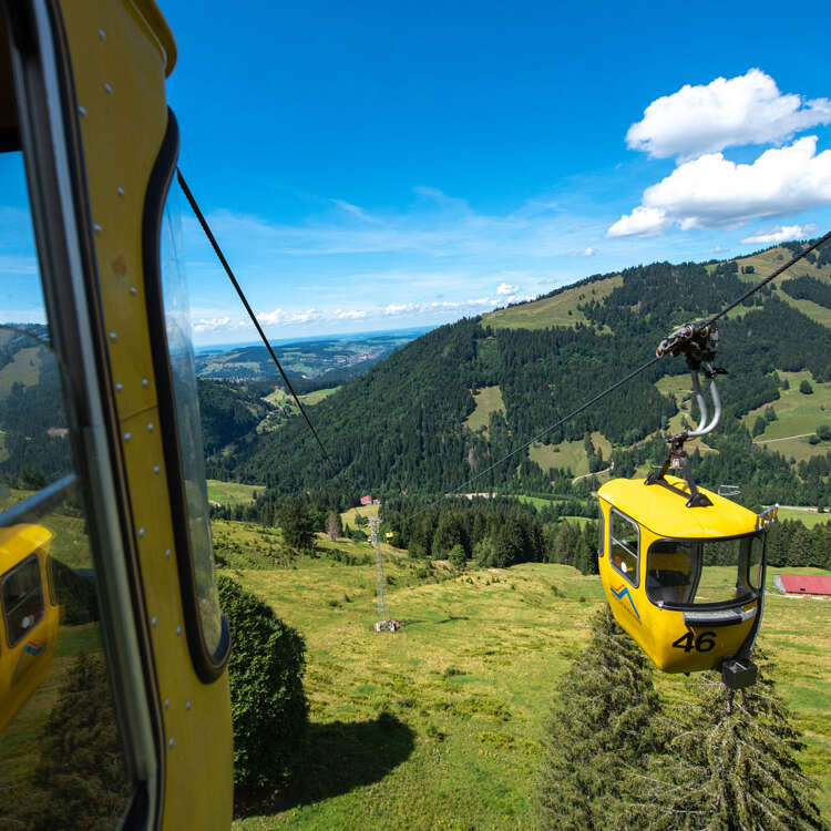 Auffahrt mit der Hochgratbahn mit Ausblick auf die grüne Landschaft von Oberstaufen