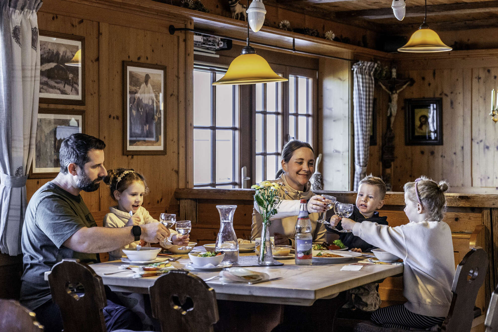 Genuss für die ganze Familie Familie bei der Einkehr auf dem Imberghaus in Steibis
