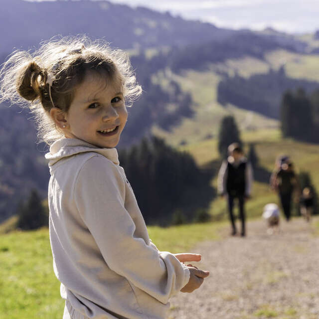 Kind hat Spßa beim Wandern mit der ganzen Familie am Imber