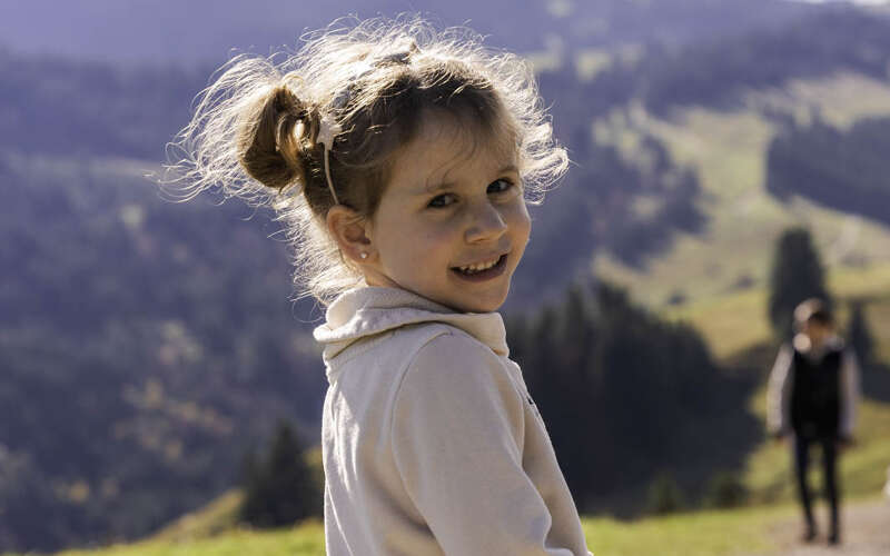 Kind hat Spaß beim Wandern mit der ganzen Familie am Imberg