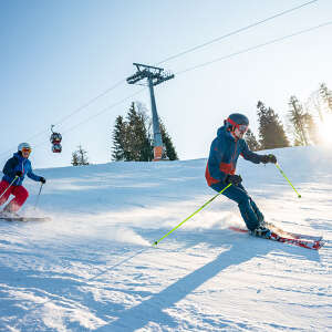 Familienabfahrt im Skigebiet Hündle-Thalkirchdorf in Oberstaufen-Allgäu