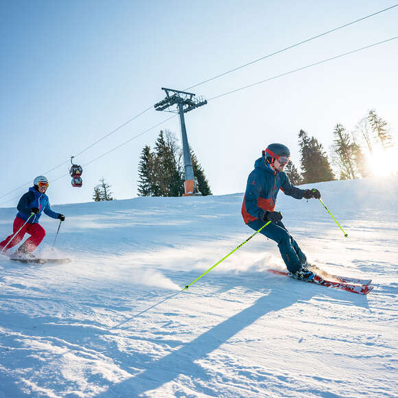 Familienabfahrt im Skigebiet Hündle-Thalkirchdorf in Oberstaufen-Allgäu Familienabfahrt im Skigebiet Hündle-Thalkirchdorf in Oberstaufen-Allgäu