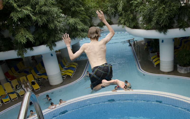 Schwimmbad im Allgäu mit Sprungturm für Familien
