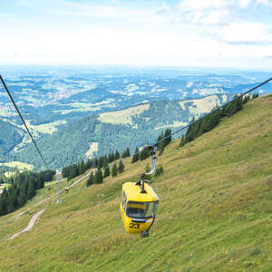 Ausblick aus der Hochgratbahn auf die Natur und Weite um Oberstaufen im Sommer.