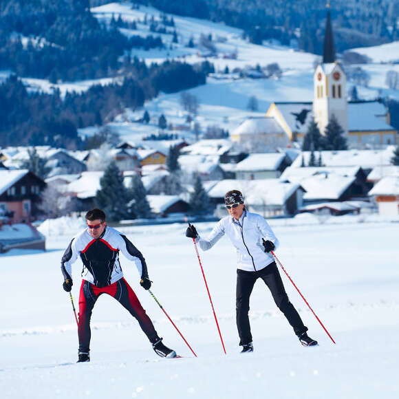 Langlaufen auf den Loipen in Oberstaufen im Allgäu.