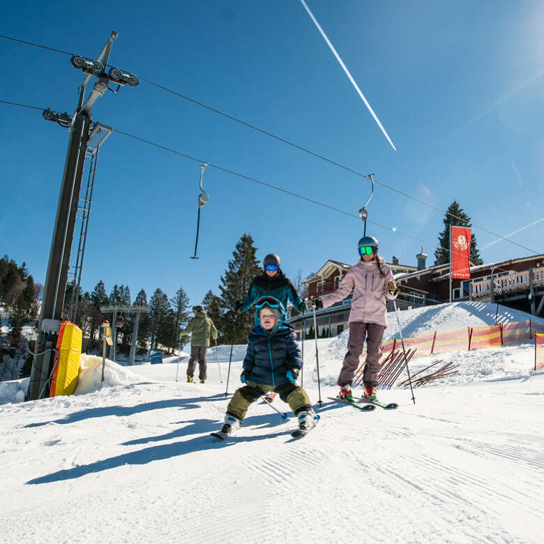 Skifahren für die ganze Familie beim Skiurlaub im Allgäu. In den Skigebieten von Oberstaufen laden präparierte Pisten und Skikurse zum Skifahren ein.