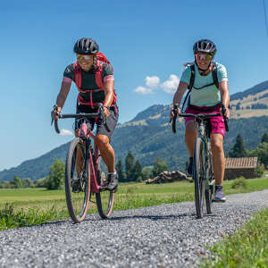 Auf den Radtouren in Oberstaufen geht es mit Mountainbike, Fahrrad, Gravelbike und Rennrad in die Allgäuer Berge.