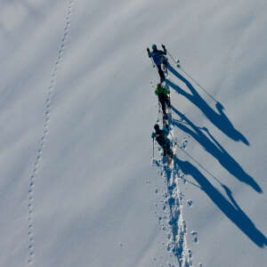 Schneeschuhwandern in unberührter Natur im Allgäu.